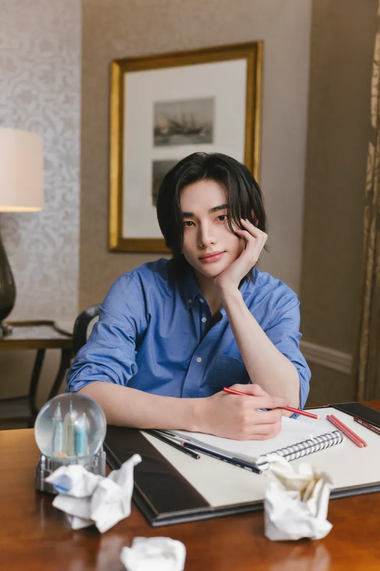 鉉辰藍色襯衫的造型相當帥氣。品牌提供