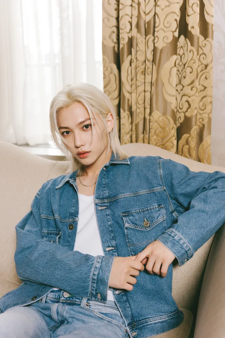 Felix穿著素面白T、牛仔外套以及牛仔褲。品牌提供