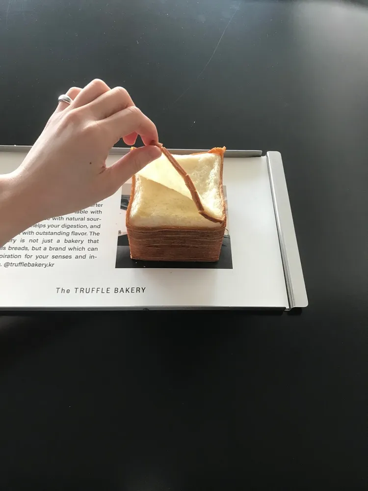 來自首爾的The Truffle Bakery招牌商品紙巾吐司，層層撕開薄可透光。業者提供