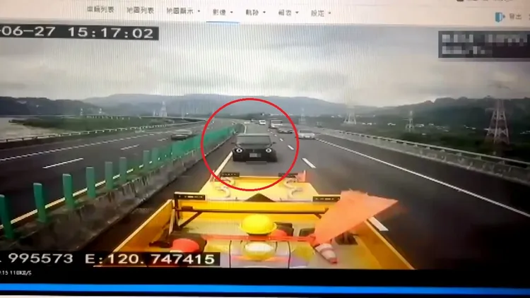 賓士休旅車未明顯煞車，撞上緩撞車後側翻。民眾提供