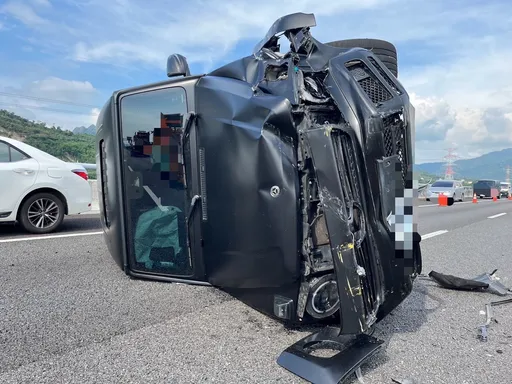 28歲女駕700萬賓士越野車　國道衝撞緩撞車！側翻釀2傷