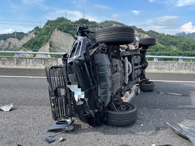 賓士車車頭受損嚴重。民眾提供