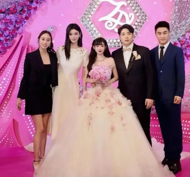 賭王兒子何猷君（右）帶超模老婆奚夢瑤（左二）來祝
賀。