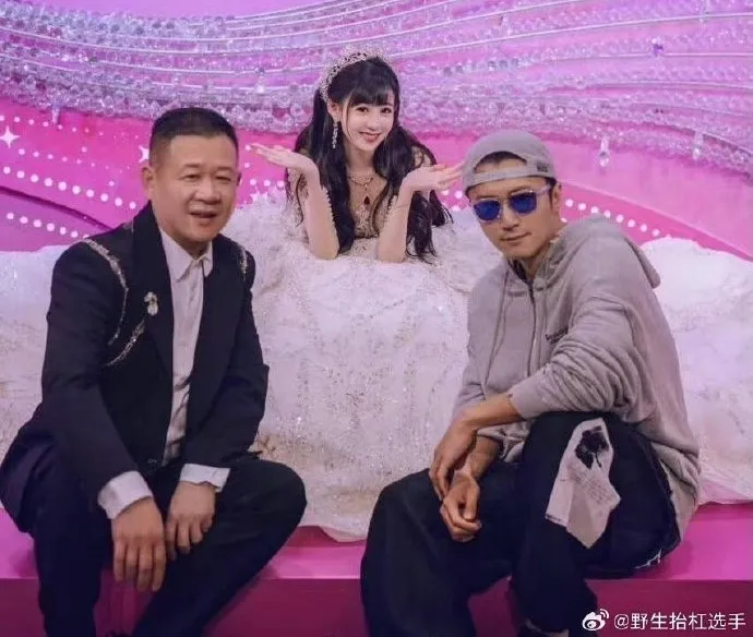 謝霆鋒與乾女兒丁佳敏及特步創辦人丁水波合影。翻攝野生抬槓選手微博