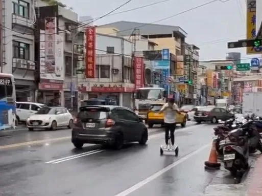 男子逆向騎電動平衡車邊吃泡麵。翻攝社會事新聞影音