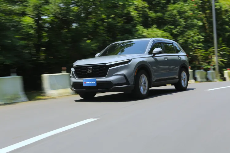 Honda CR-V今年截至5月止已連續四個月丟失國產中型SUV銷售龍頭寶座，6月主打多項購車優惠企圖扭轉頹勢。林浩昇攝