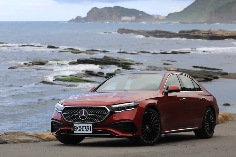 今年賓士隨著旗下主力GLC車系供應穩定，加上去年底當家中大型房車E-Class大改款(圖)上市、多樣化的純電車產品，逐步更新的產品陣線也使得其在2024年銷售戰力十足。林浩昇攝