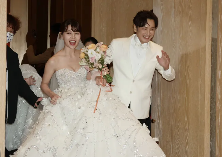 張書偉（右）和謝京穎在今午婚禮前先露面受訪。莊宗達攝