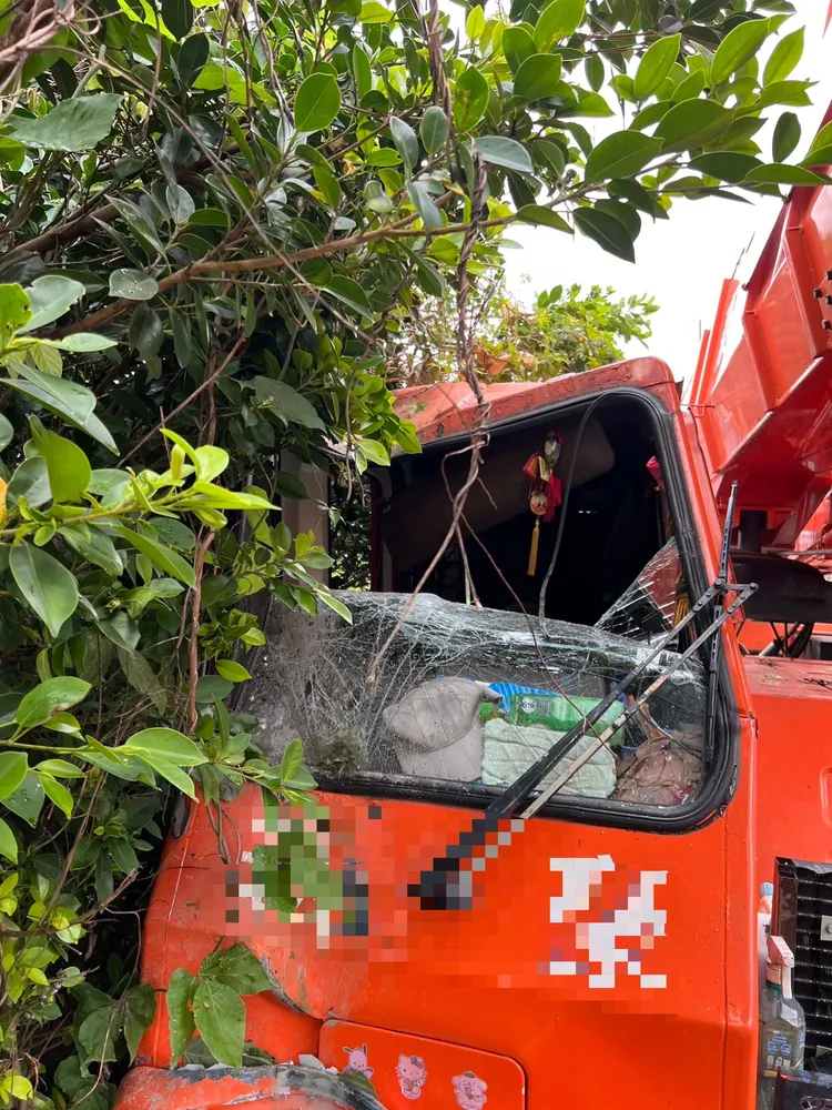 吊車車頭毀損。警方提供