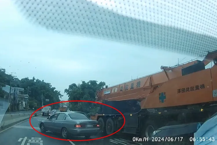 一旁小客車緊急閃避。民眾提供