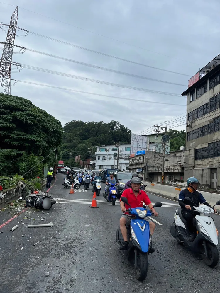 事故後造成後方女騎士摔車。警方提供