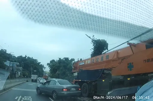 八里大吊車衝撞護欄 燈桿攔腰折斷影片曝!女騎士輾碎石2度車禍