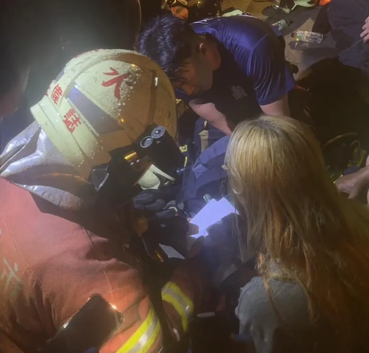 消防人員於火場中發現3人。翻攝自新北消防發爾麵