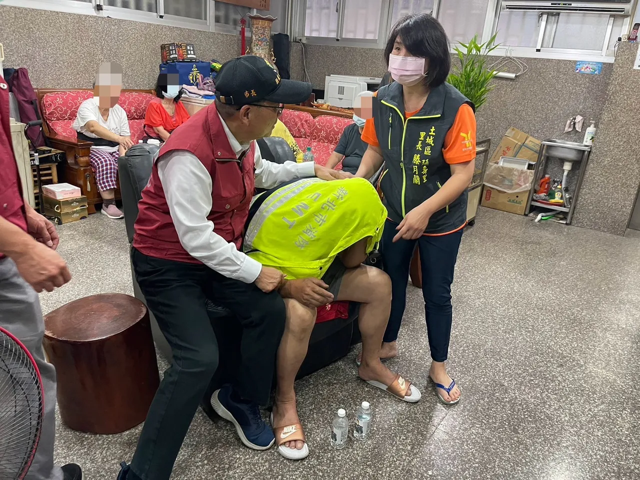 侯友宜到場慰問疏散民眾。新北市府提供
