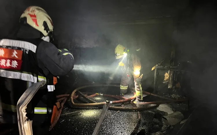 火勢延燒150平方公尺。翻攝自新北消防發爾麵