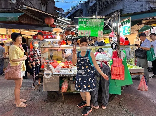 阿婆利用空檔面對記者拍攝，擺出YA的手勢相當可愛。特勤中心攝