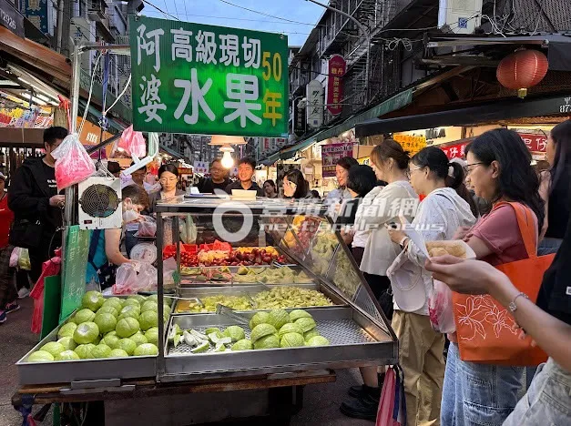 阿婆的水果攤，一開始營業便大排長龍，客人相當多。特勤中心攝