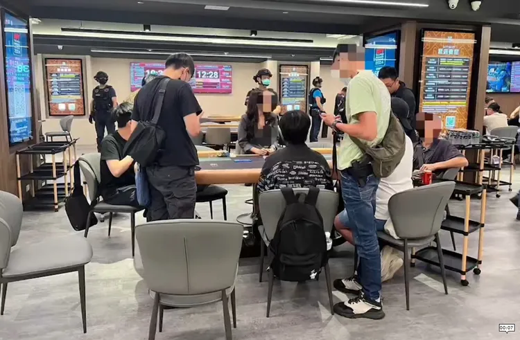 北市警方今天凌晨持搜索票進入這間地下賭場查緝。警方提供