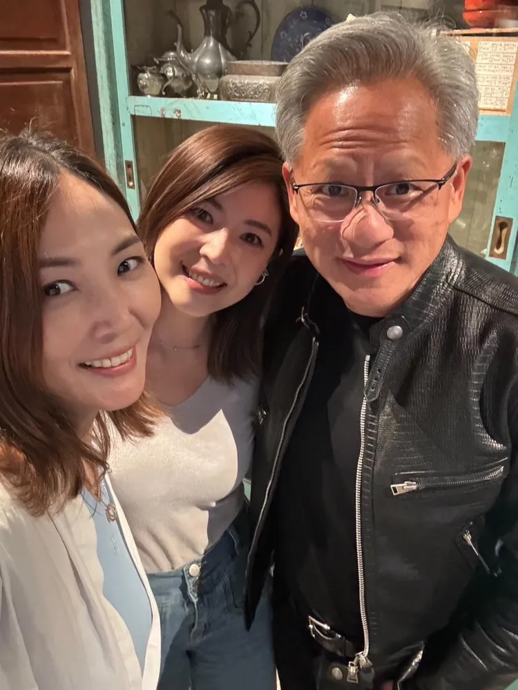 黃仁勳（右）離台前，特地到春韭私廚兌現「打勾勾」承諾。翻攝貓大爺粉絲團