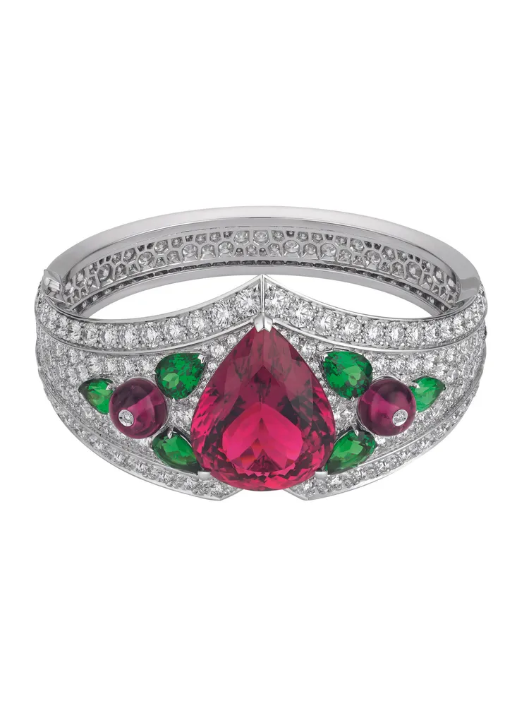 LABIRINTI GUCCI開口手鐲，鑲嵌1顆30.57克拉黎形紅色碧璽。品牌提供