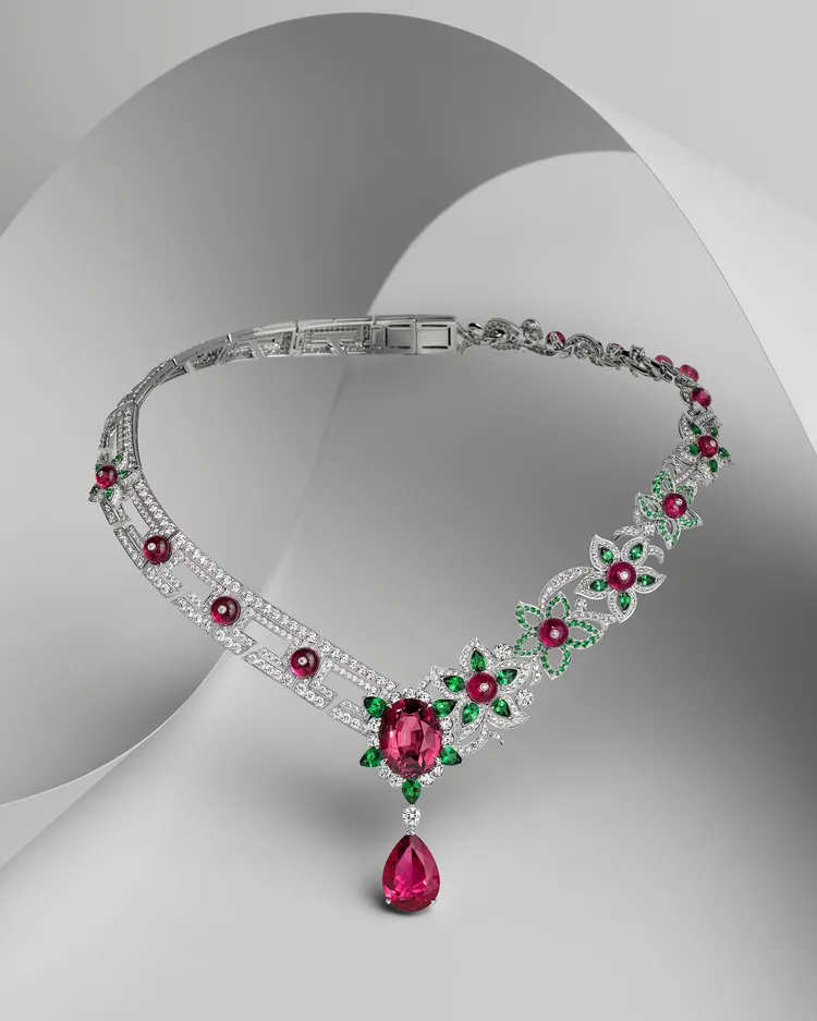 LABIRINTI GUCCI項鍊懸掛1顆28.07克拉尖晶石。品牌提供