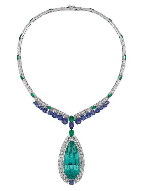 LABIRINTI GUCCI項鍊，懸掛有113.35克拉長水滴綠色碧璽，是系列的重要作品之一。品牌提供