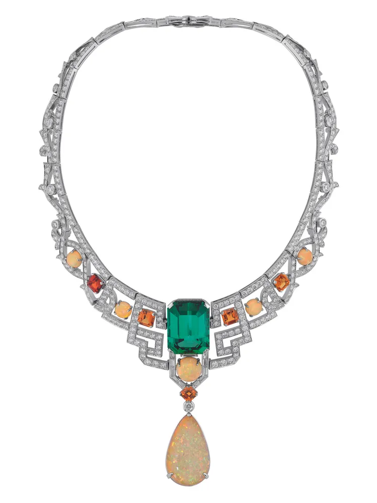 LABIRINTI GUCCI項鍊展現幾何之美，擁有1顆53.25克拉湖水綠碧璽和19.68克拉衣索比亞蛋白石。品牌提供