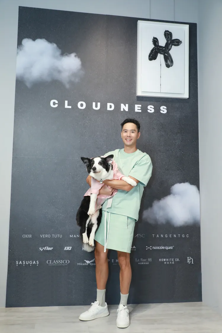 丁春誠抱著可愛的牧羊犬一同出席。品牌提供