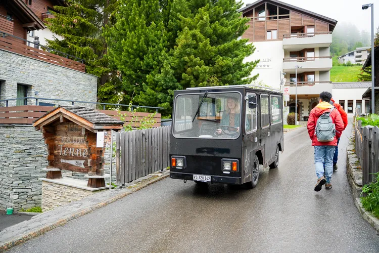 薩斯斐和策馬特一樣是無燃油車小鎮，村內只可通行電動車。田欣雲攝