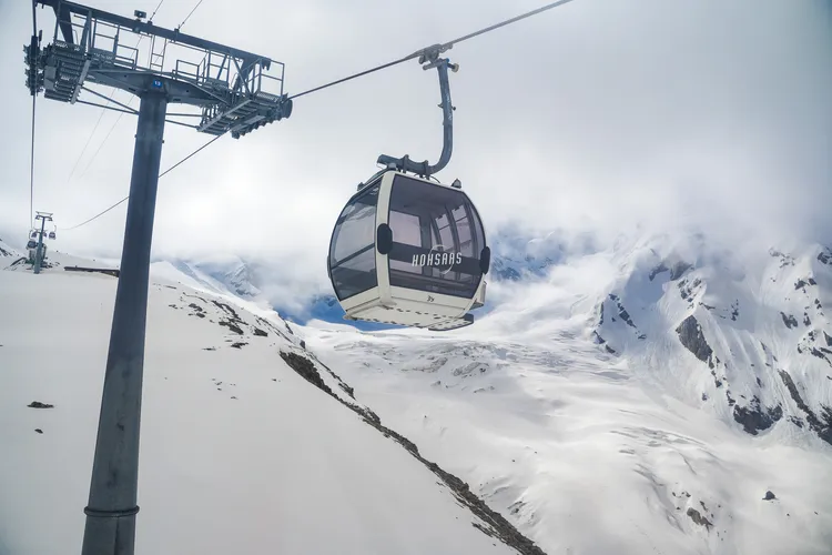 搭纜車至Hohsaas站，可俯瞰薩斯山谷。田欣雲攝