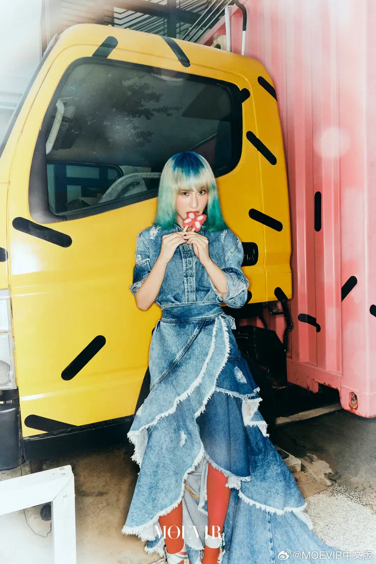 何超蓮的一頭藍綠髮十分搶眼。翻攝《MOEVIR》微博