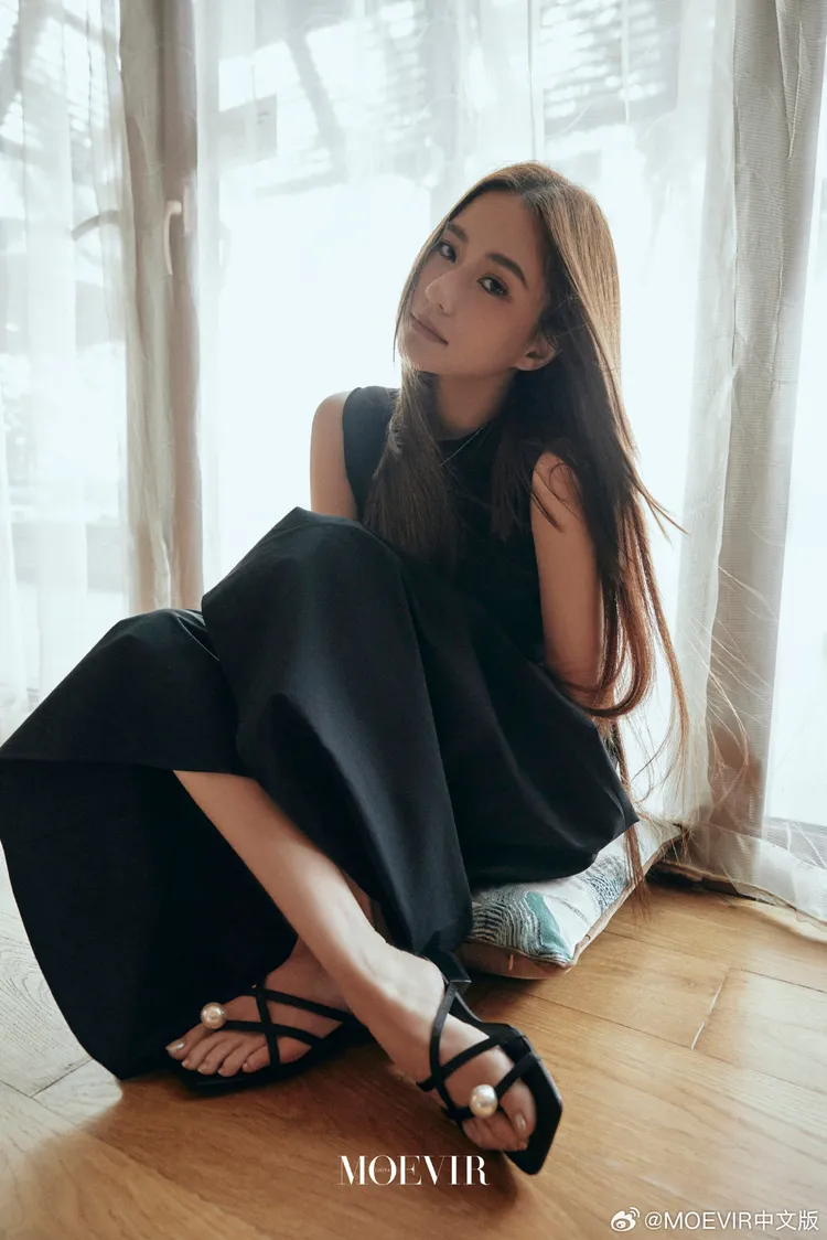 何超蓮造型回歸招牌千金風。翻攝《MOEVIR》微博