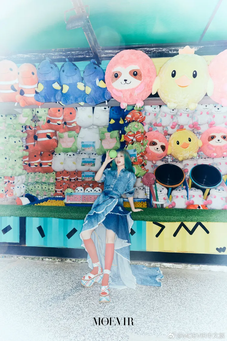 何超蓮穿著MOSCHINO不對稱解構牛仔洋裝。翻攝《MOEVIR》微博