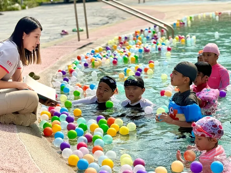 台東紅葉谷綠能溫泉園區在暑假期間的週六下午於池畔邊說故事給孩子們聽。業者提供