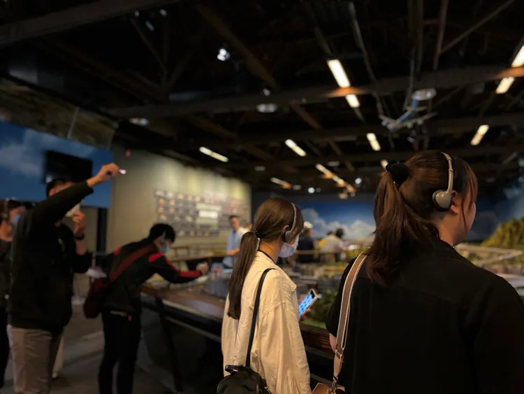 港鐵文旅專案由專人帶領旅客參觀哈瑪星鐵道故事館，了解臺灣百年鐵道歷史。業者提供