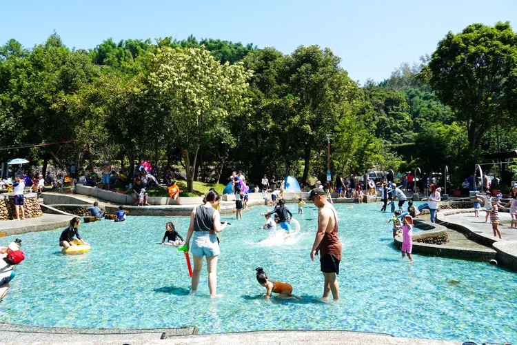 在炎熱的夏日，雲品帶大小朋友一同前往桃米親水公園，安排消暑的戲水活動，享受親子時光。業者提供