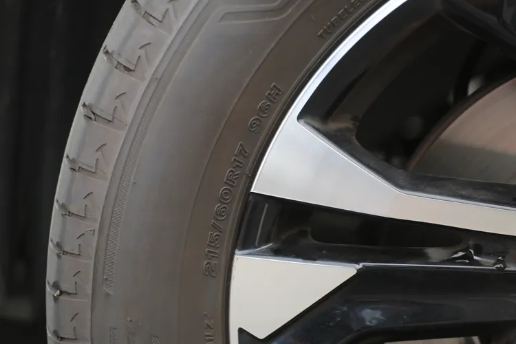 Peugeot 2008依照原廠的尺寸，換裝215/60R17 96H的ALENZA 001。林浩昇攝