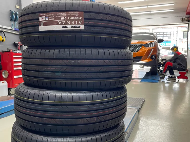 四條嶄新的普利司通ALENZA 001新胎已在施工區域前方待命。林浩昇攝