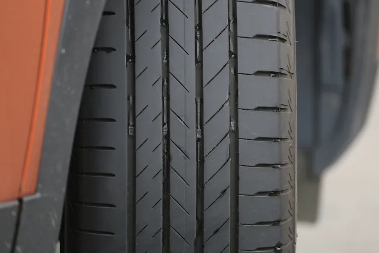 胎面上的四條垂直溝紋主打更進階的排水性，並且利用多重圓角胎塊，進一步提高胎面接地面積的同時，也帶來更優異的濕地制動能力。林浩昇攝