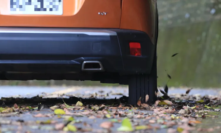 ALENZA 001在微積水或低摩擦路面優異的排水性，帶來的車輛穩定性著實讓人感到驚艷。林浩昇攝