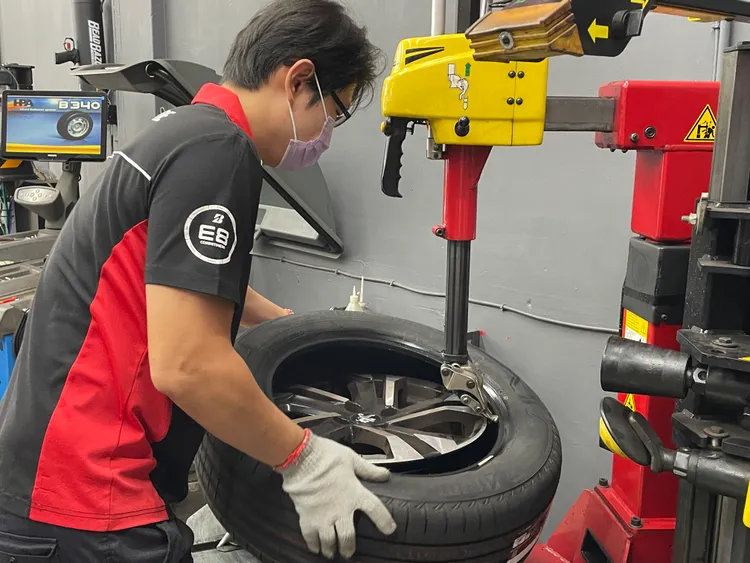 技師熟練地換裝新胎，約莫20分鐘之後即大功告成。林浩昇攝
