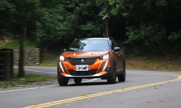 普利司通ALENZA 001胎壁剛性的強化，能提供進一步的操控穩定性，帶著韌性不死硬的回饋感，讓車輛操控展現出從容自信的魅力。林浩昇攝