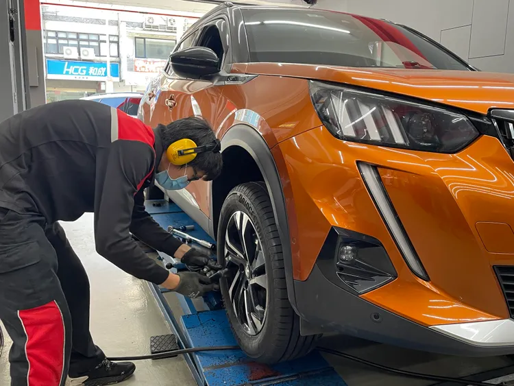 專業技師熟練地將原車輪胎卸下，準備更換普利司通ALENZA 001新胎。林浩昇攝