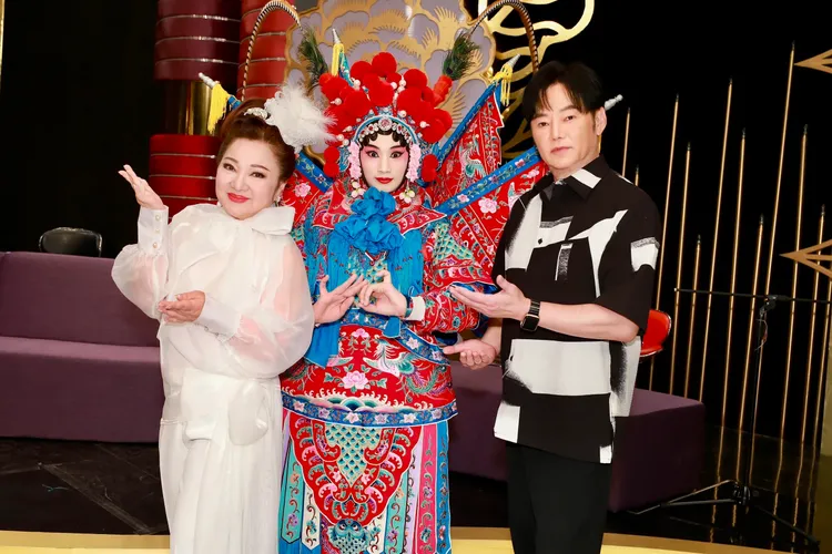 林宜禾（中）感謝白冰冰（左）及陽帆邀請上演飛天版的戲曲演出。民視提供