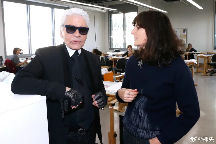 Virginie Viard（右）2019年接替病逝的Karl Lagerfeld成為香奈兒創意總監。翻攝那央微博