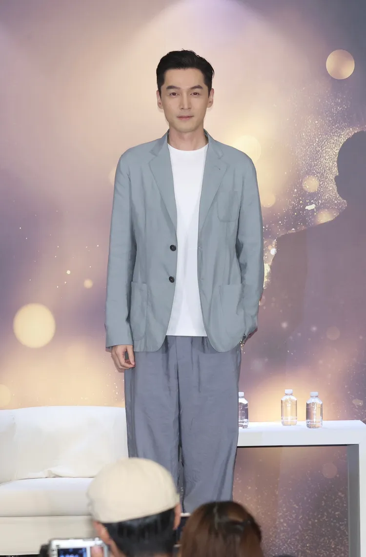 胡歌跟青年導演交流。彭 欣偉攝