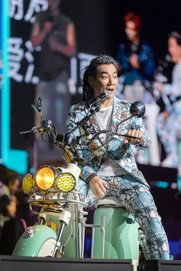 任賢齊點唱時騎著小車兩邊跑來唱歌。相信音樂提供