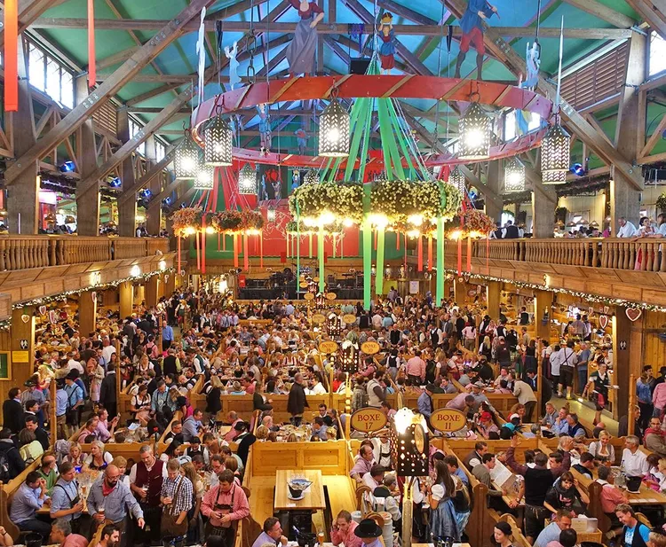 德國啤酒節啤酒棚內盛況。業者提供