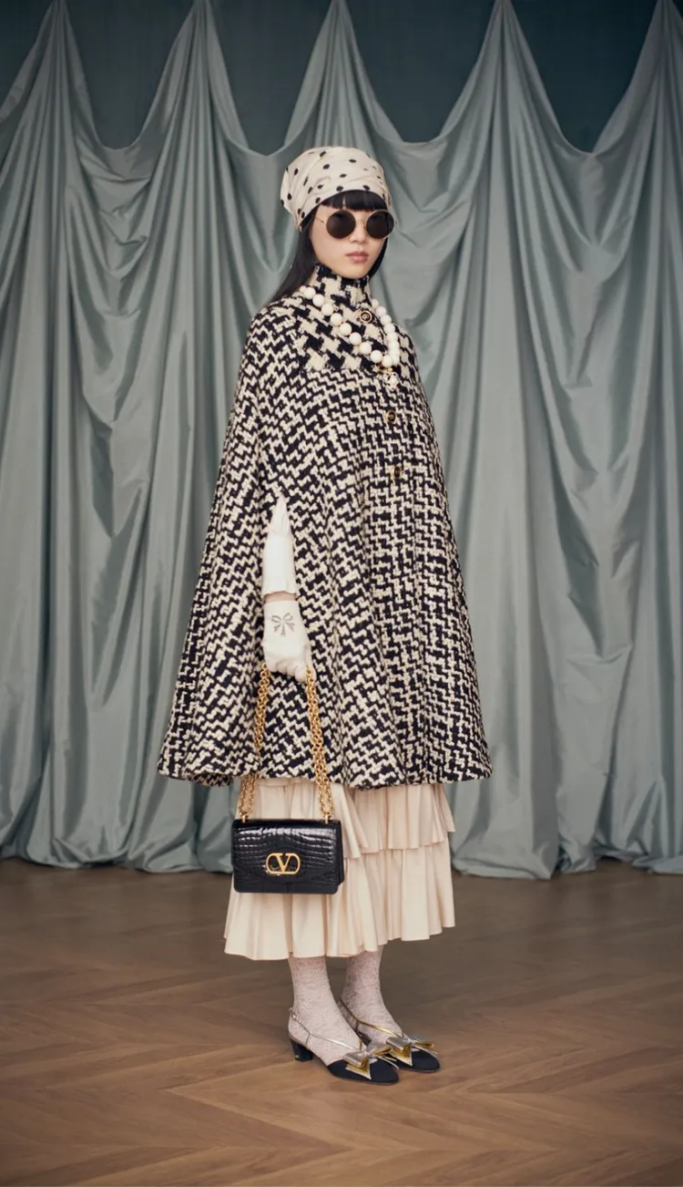 VALENTINO 2025春夏系列延續Alessandro Michele的華麗風格。翻攝VALENTINO IG