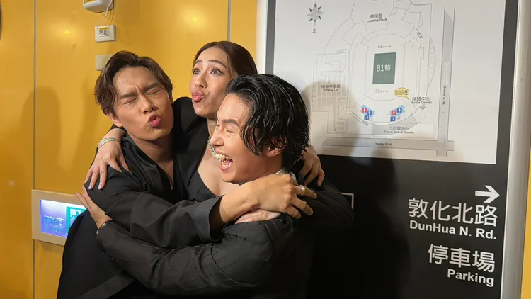 告五人得獎開心抱成一團。莊宗達攝